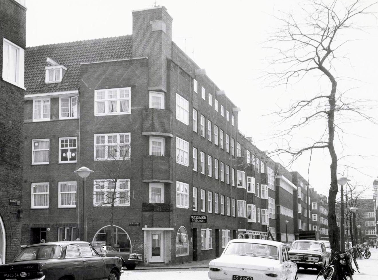 Bataviastraat 35-37 tijdens de sloop. Het betreft een blok van Van der Meij (1926).
